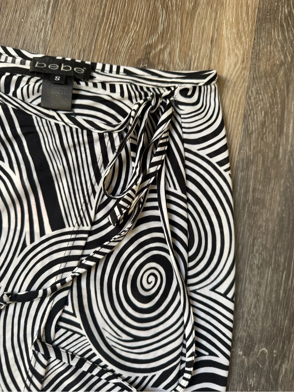 Vintage Y2K bebe Black & White Spiral Asymmetric Wrap Skirt Size Small